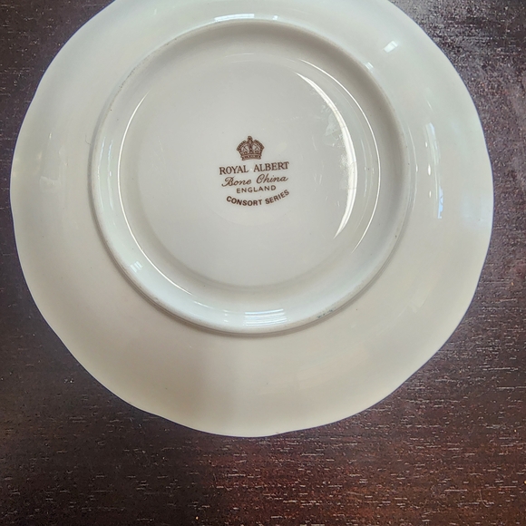 Royal Albert Cream Bone China Plate with Brown Crown Backstamp - Picture 4 of 6